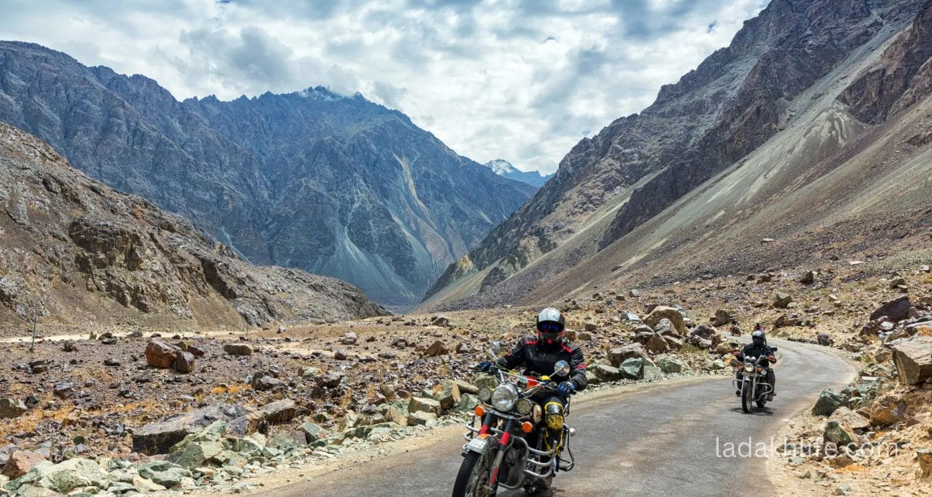 Bikers riding through Khardung La high altitude pass