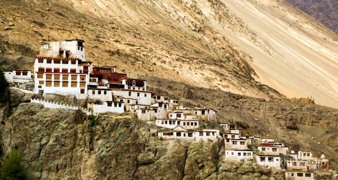 Trekking route to Phugtal Monastery in Zanskar Ladakh
